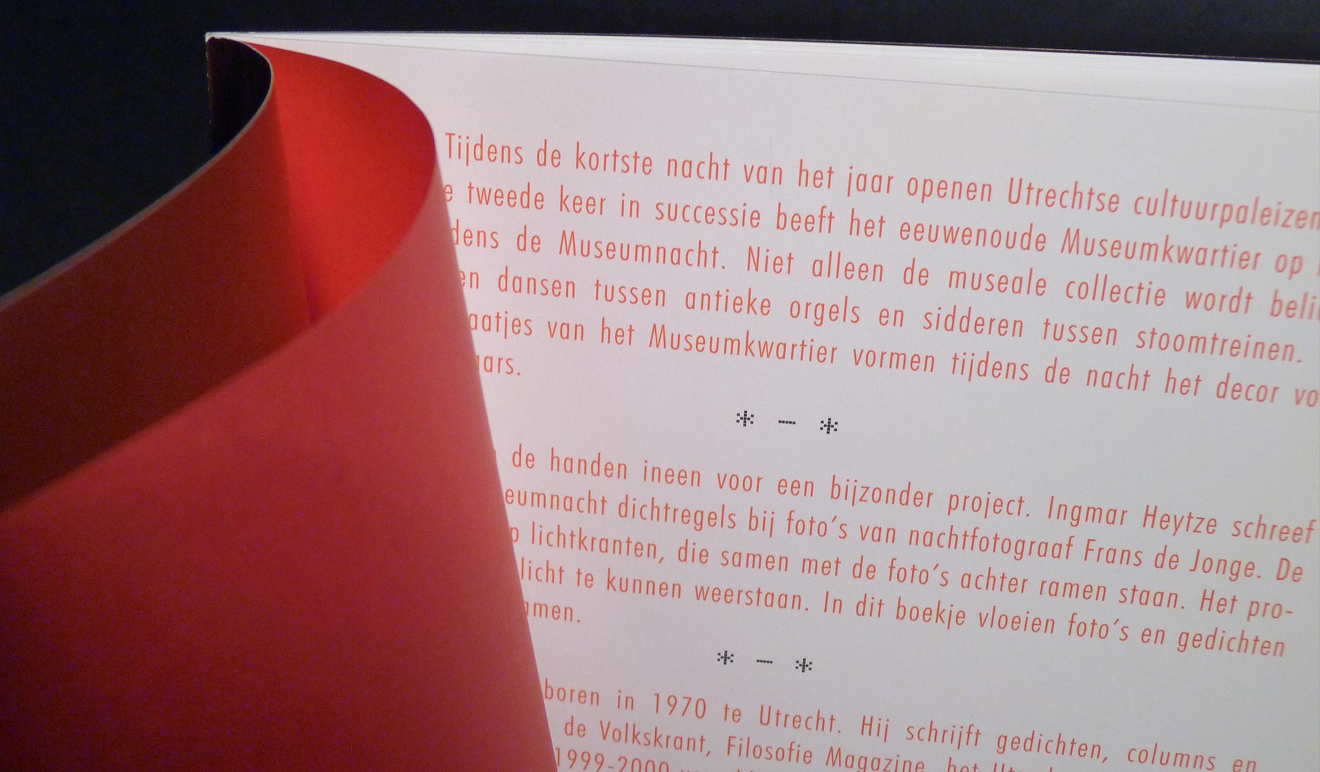 Close-up van gebruikte papiersoorten. De rode intro-tekst wordt pas zichtbaar wanneer het doorschijnende rode calquepapier is omgeslagen.