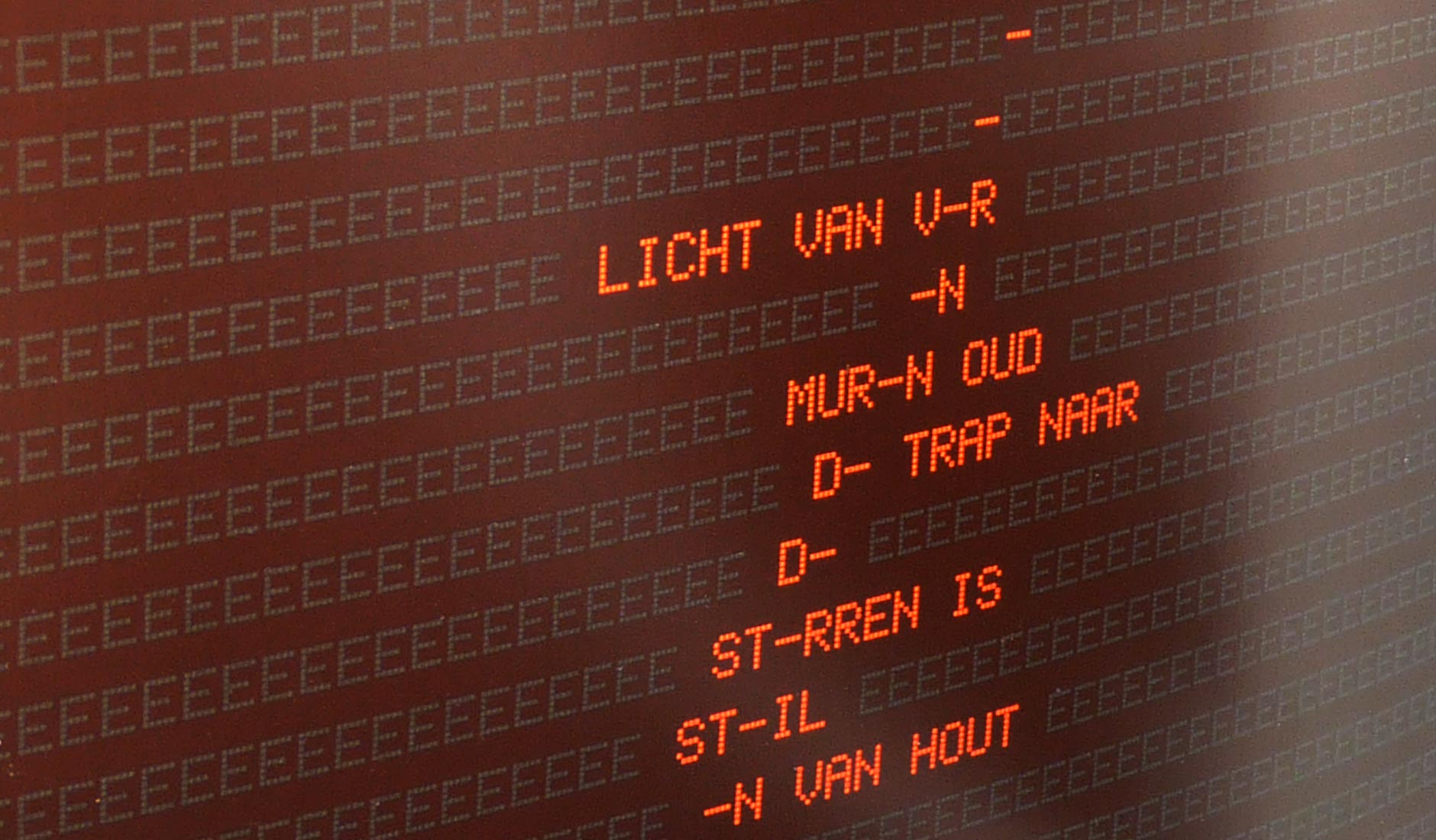 Close up van de typografie van een gedicht ‘Licht van ver....’